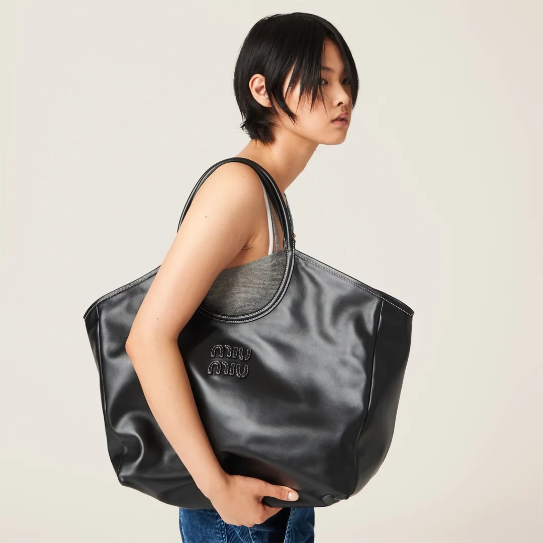 [Premium Hardware Original Leather] LVY Leather Tote Bag ~ Black The high-quality leather adds color and gives this tote bag a classic and timeless charm. Tonal leather lettering logo adds a distinctive, classic touch. ~Leather handle ~Golden hardware ~Leather letter logo on front ~Fabric lining with two zippered pockets Dimensions: W40×H39×D18cm No.: 5BG276_MM0_ 276