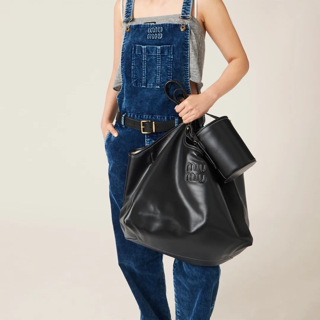 [Premium Hardware Original Leather] LVY Leather Tote Bag ~ Black The high-quality leather adds color and gives this tote bag a classic and timeless charm. Tonal leather lettering logo adds a distinctive, classic touch. ~Leather handle ~Golden hardware ~Leather letter logo on front ~Fabric lining with two zippered pockets Dimensions: W40×H39×D18cm No.: 5BG276_MM0_ 276