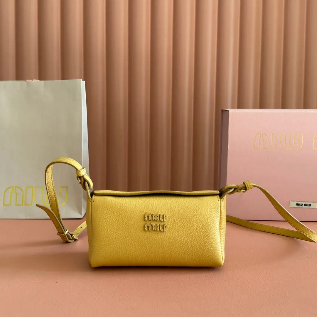 p1300💋💋💋[Original leather configuration counter complete package] 5BE097 Miu Japanese pop-up new crossbody bag, top imported cowhide, high-end leather texture, elegant and retro, soft but not collapsed, casual and lazy temperament, sweet and cool style, hand-sewn leather logo, details are online, suitable for commuting and shopping, practicality MAX, size: 18 X 10X 7cm