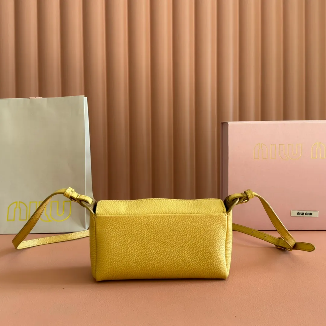 p1300💋💋💋[Original leather configuration counter complete package] 5BE097 Miu Japanese pop-up new crossbody bag, top imported cowhide, high-end leather texture, elegant and retro, soft but not collapsed, casual and lazy temperament, sweet and cool style, hand-sewn leather logo, details are online, suitable for commuting and shopping, practicality MAX, size: 18 X 10X 7cm