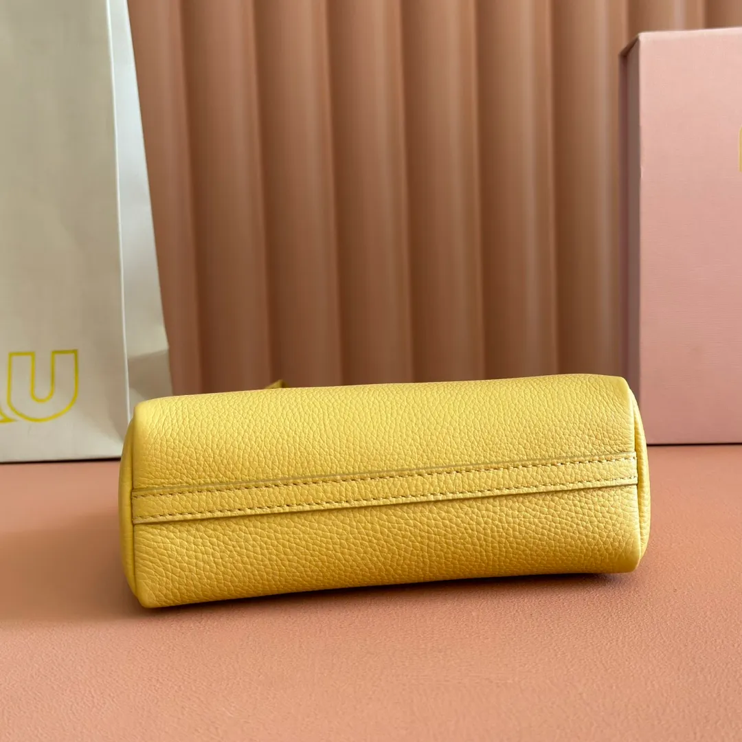 p1300💋💋💋[Original leather configuration counter complete package] 5BE097 Miu Japanese pop-up new crossbody bag, top imported cowhide, high-end leather texture, elegant and retro, soft but not collapsed, casual and lazy temperament, sweet and cool style, hand-sewn leather logo, details are online, suitable for commuting and shopping, practicality MAX, size: 18 X 10X 7cm