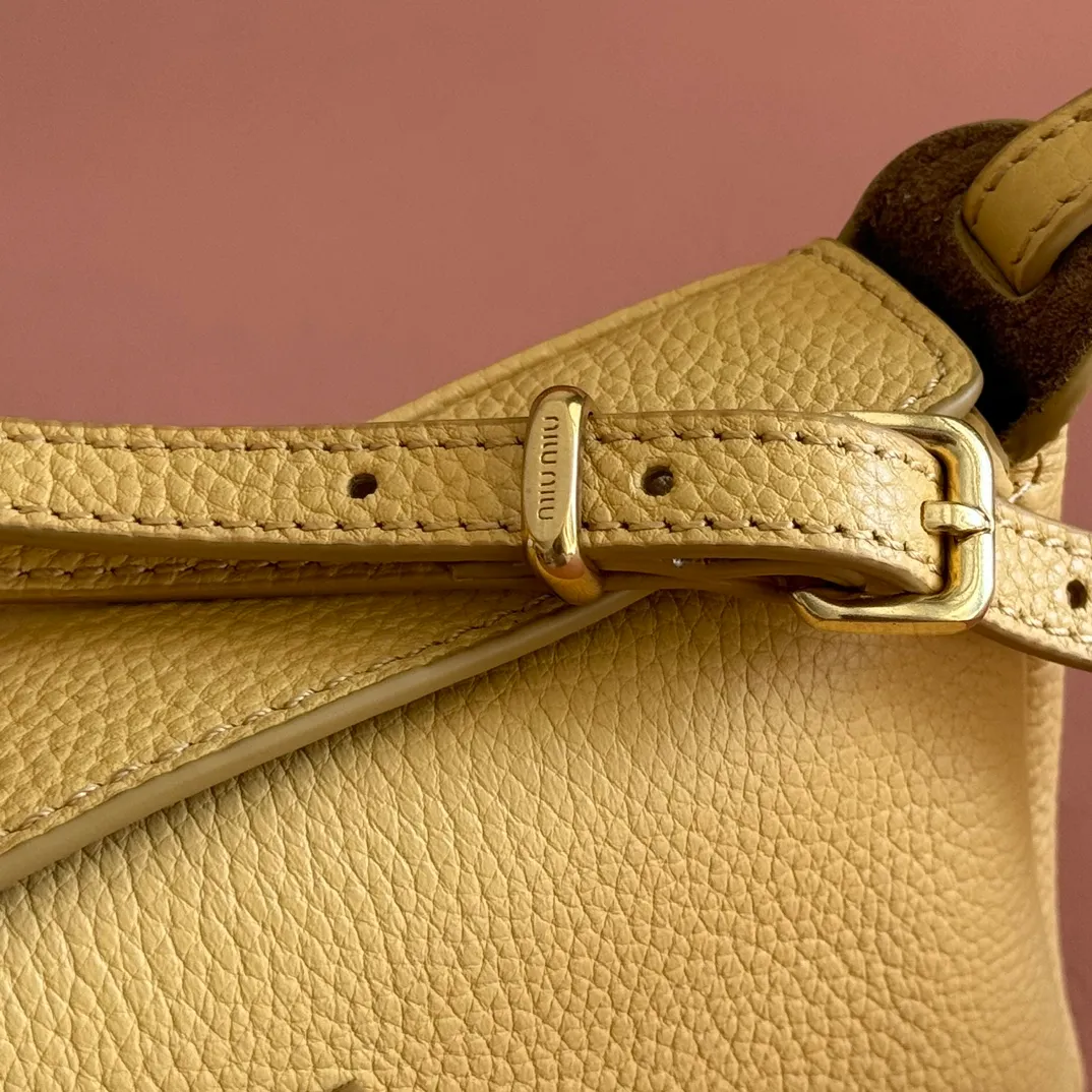 p1300💋💋💋[Original leather configuration counter complete package] 5BE097 Miu Japanese pop-up new crossbody bag, top imported cowhide, high-end leather texture, elegant and retro, soft but not collapsed, casual and lazy temperament, sweet and cool style, hand-sewn leather logo, details are online, suitable for commuting and shopping, practicality MAX, size: 18 X 10X 7cm