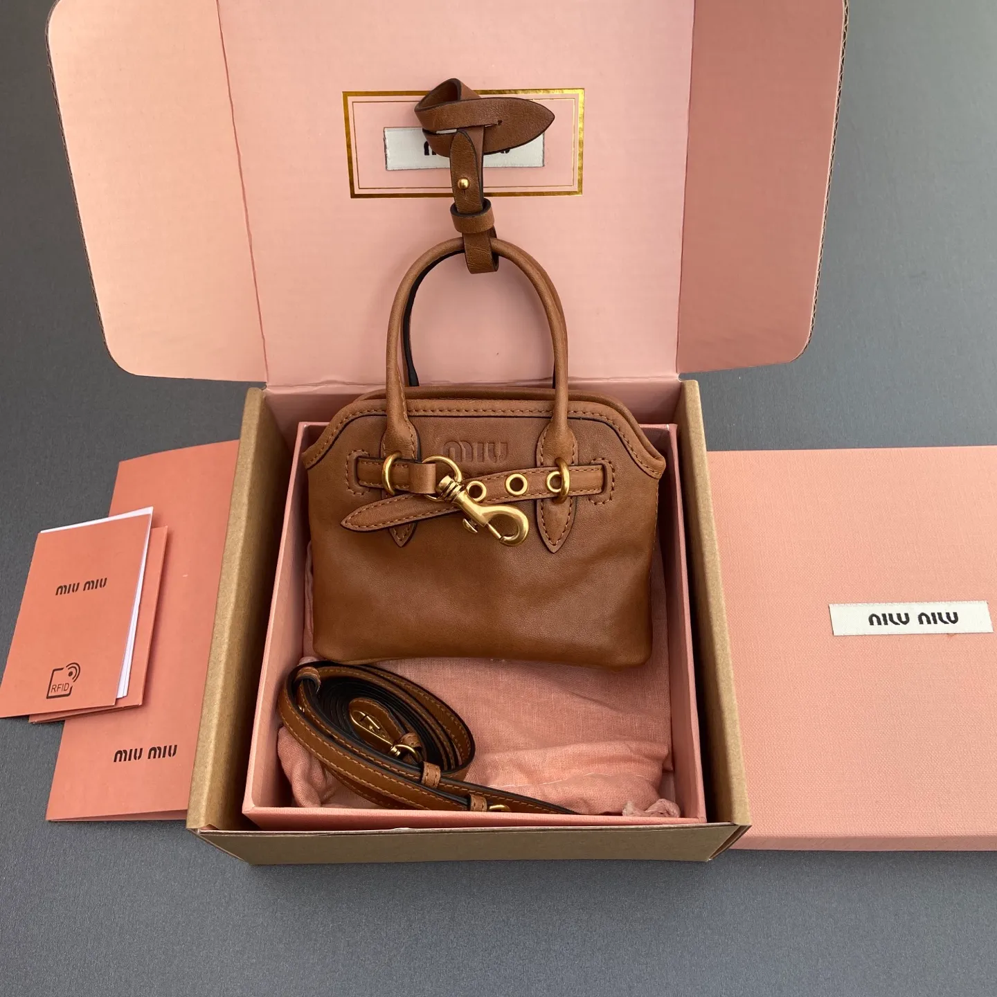 p920【Special grade hardware original leather】~Adventure Nappa sheepskin leather pendant/crossbody bag~Vegetable tanned leather brown This pendant can be decorated with other accessories and has a unique style. Can be worn cross-body. Decorated with an embossed logo for an added signature touch. - Lace-up closure - Embossed letter logo - Lined Dimensions: w12.5×h10×5cm Number: _5BG037