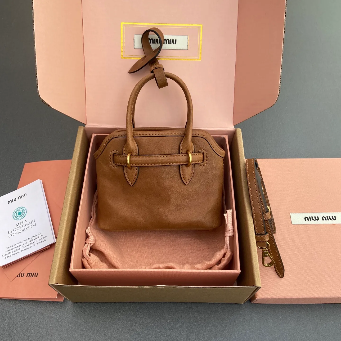 p920【Special grade hardware original leather】~Adventure Nappa sheepskin leather pendant/crossbody bag~Vegetable tanned leather brown This pendant can be decorated with other accessories and has a unique style. Can be worn cross-body. Decorated with an embossed logo for an added signature touch. - Lace-up closure - Embossed letter logo - Lined Dimensions: w12.5×h10×5cm Number: _5BG037