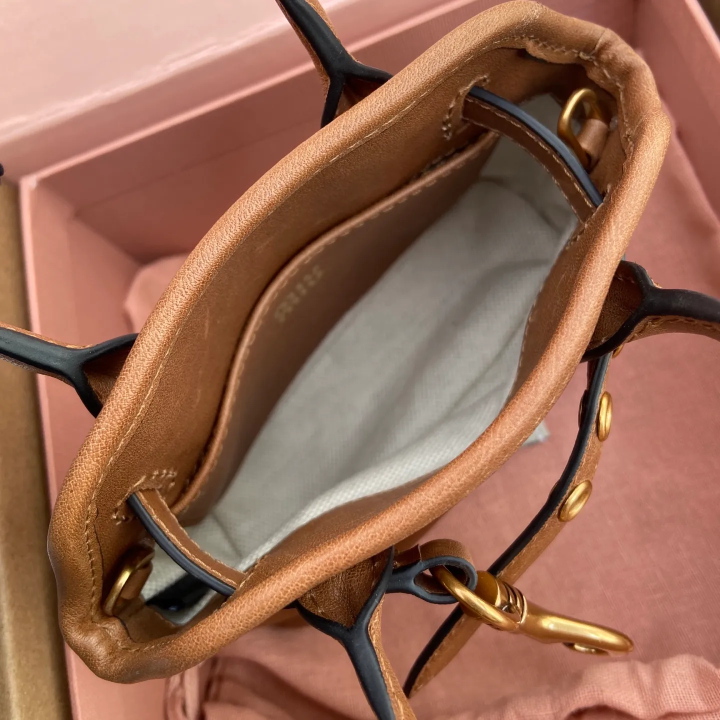 p920【Special grade hardware original leather】~Adventure Nappa sheepskin leather pendant/crossbody bag~Vegetable tanned leather brown This pendant can be decorated with other accessories and has a unique style. Can be worn cross-body. Decorated with an embossed logo for an added signature touch. - Lace-up closure - Embossed letter logo - Lined Dimensions: w12.5×h10×5cm Number: _5BG037