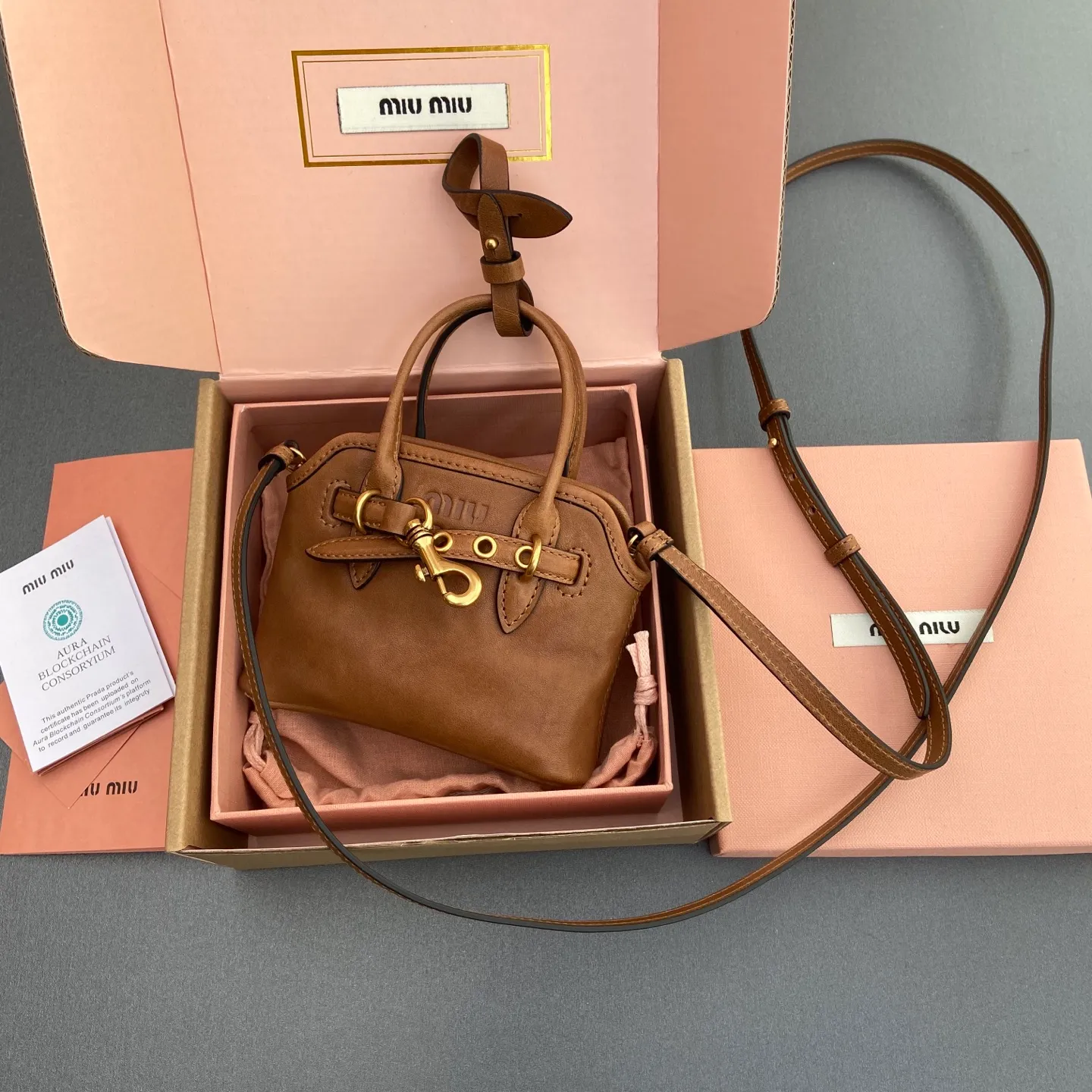 p920【Special grade hardware original leather】~Adventure Nappa sheepskin leather pendant/crossbody bag~Vegetable tanned leather brown This pendant can be decorated with other accessories and has a unique style. Can be worn cross-body. Decorated with an embossed logo for an added signature touch. - Lace-up closure - Embossed letter logo - Lined Dimensions: w12.5×h10×5cm Number: _5BG037