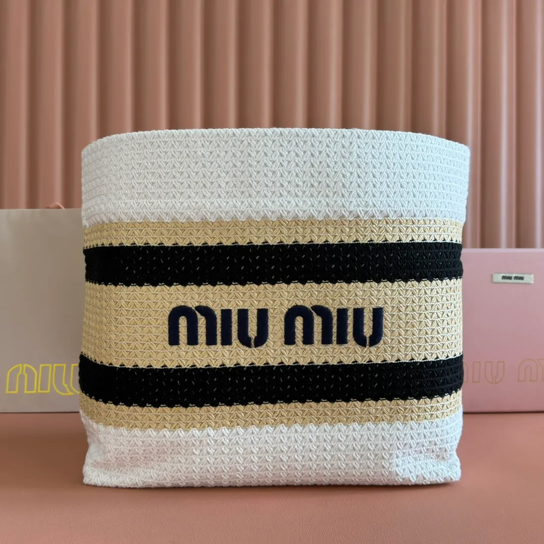 p1300💋💋💋【Full set of packaging at the counter】M Home 🍒5BG228, imported raffia straw spliced ​​cotton thread woven tote bag, the only version quality in the market, iconic Miu Miu embroidery on the front, cotton lining, ultra-light, large capacity, a must-have for travel, suitable for all seasons, super beautiful in kind, size: 40X34X16CM.