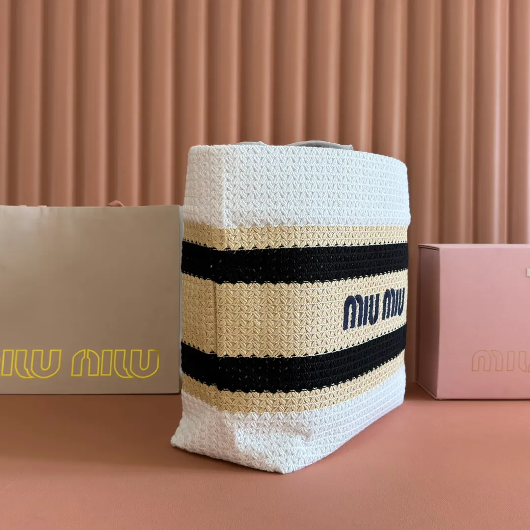 p1300💋💋💋【Full set of packaging at the counter】M Home 🍒5BG228, imported raffia straw spliced ​​cotton thread woven tote bag, the only version quality in the market, iconic Miu Miu embroidery on the front, cotton lining, ultra-light, large capacity, a must-have for travel, suitable for all seasons, super beautiful in kind, size: 40X34X16CM.