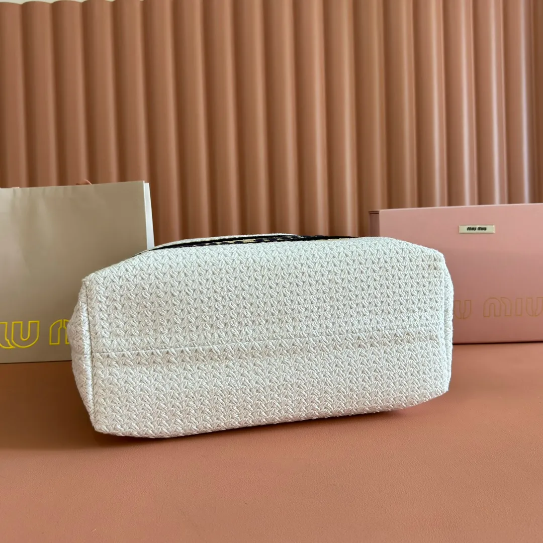 p1300💋💋💋【Full set of packaging at the counter】M Home 🍒5BG228, imported raffia straw spliced ​​cotton thread woven tote bag, the only version quality in the market, iconic Miu Miu embroidery on the front, cotton lining, ultra-light, large capacity, a must-have for travel, suitable for all seasons, super beautiful in kind, size: 40X34X16CM.