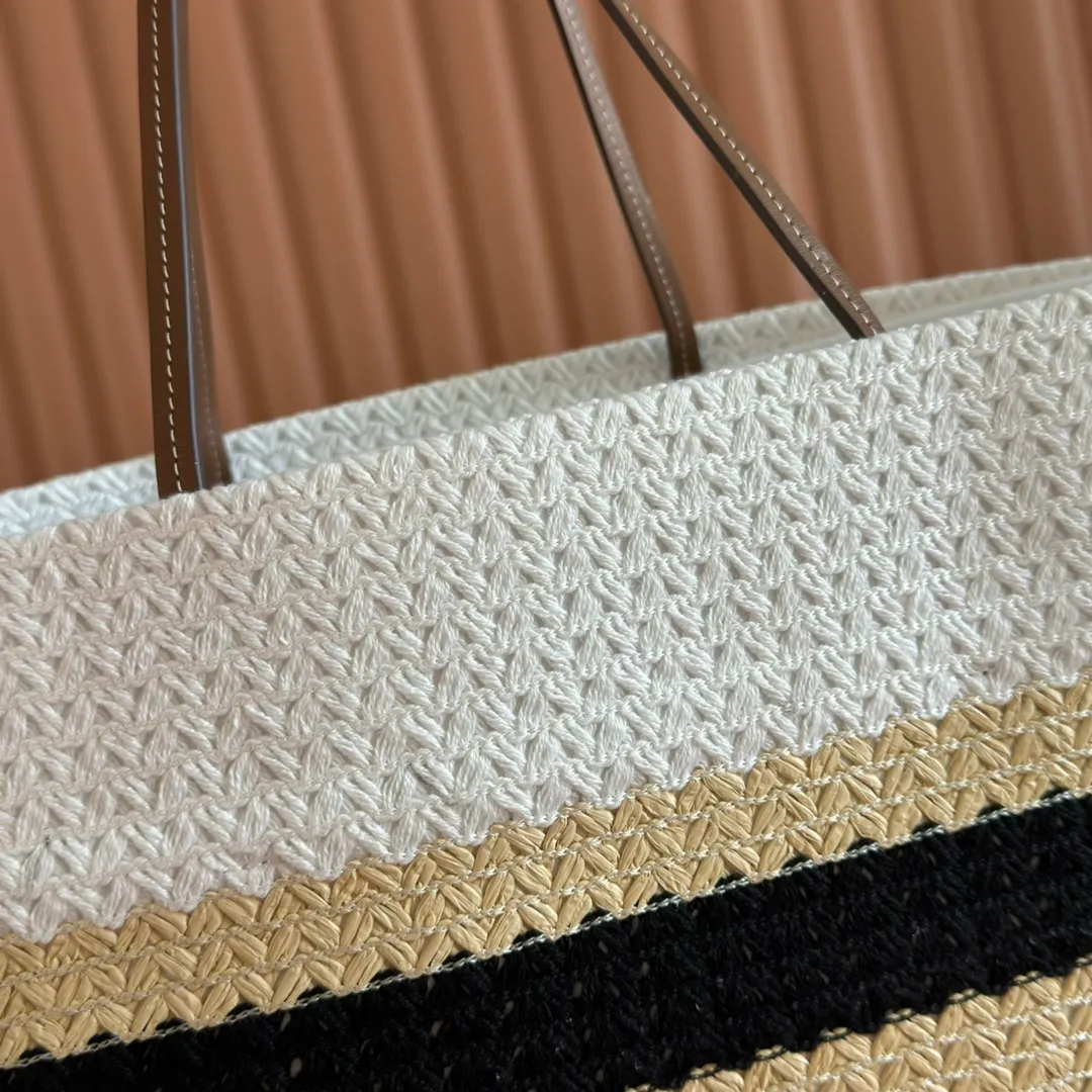 p1300💋💋💋【Full set of packaging at the counter】M Home 🍒5BG228, imported raffia straw spliced ​​cotton thread woven tote bag, the only version quality in the market, iconic Miu Miu embroidery on the front, cotton lining, ultra-light, large capacity, a must-have for travel, suitable for all seasons, super beautiful in kind, size: 40X34X16CM.