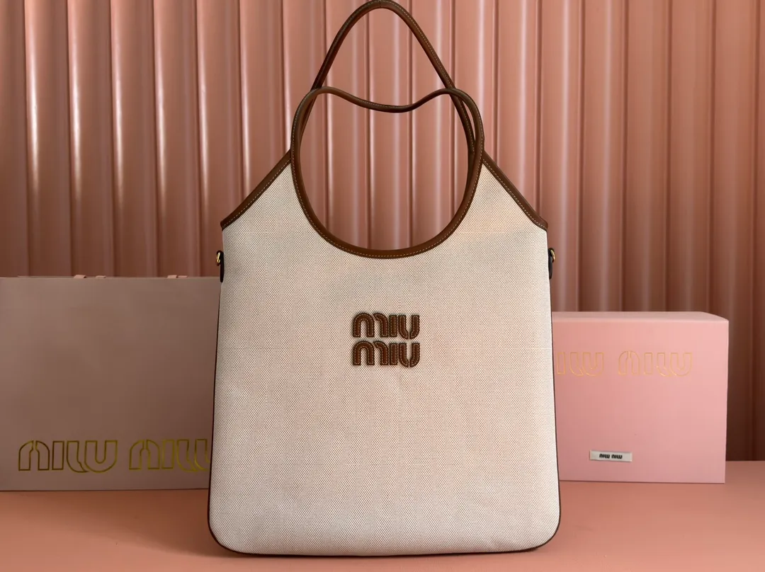 p1360💋💋💋【Configuring full counter package】Miu Women's IVY cowhide leather tote shoulder bag This classic tote bag is decorated with the Miu Miu letter logo, highlighting the classic style and being very recognizable. Simple underarm tote bag 🖤 The same color leather letter logo adds a unique and classic style! Gold hardware, leather lettering logo on front! Lined with zip pocket accents! Size: 35x40cm Style number: 5bg231