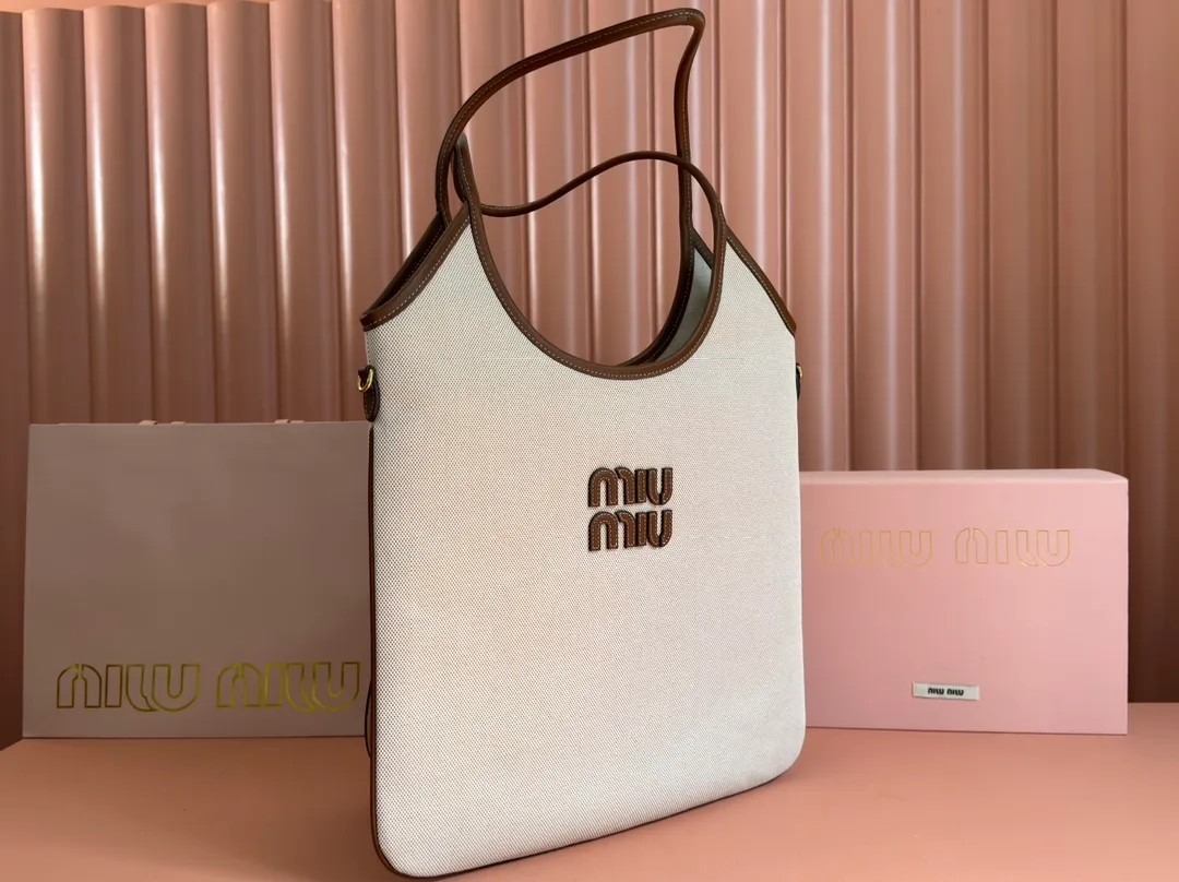 p1360💋💋💋【Configuring full counter package】Miu Women's IVY cowhide leather tote shoulder bag This classic tote bag is decorated with the Miu Miu letter logo, highlighting the classic style and being very recognizable. Simple underarm tote bag 🖤 The same color leather letter logo adds a unique and classic style! Gold hardware, leather lettering logo on front! Lined with zip pocket accents! Size: 35x40cm Style number: 5bg231