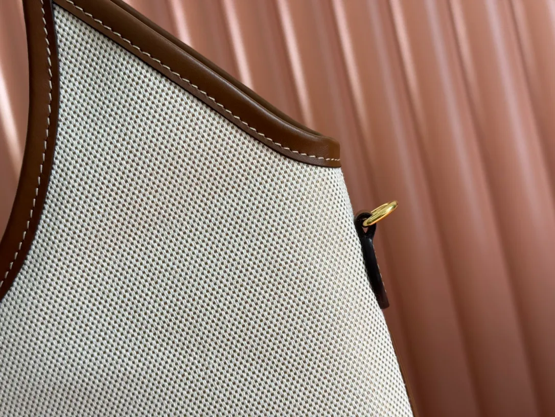 p1360💋💋💋【Configuring full counter package】Miu Women's IVY cowhide leather tote shoulder bag This classic tote bag is decorated with the Miu Miu letter logo, highlighting the classic style and being very recognizable. Simple underarm tote bag 🖤 The same color leather letter logo adds a unique and classic style! Gold hardware, leather lettering logo on front! Lined with zip pocket accents! Size: 35x40cm Style number: 5bg231