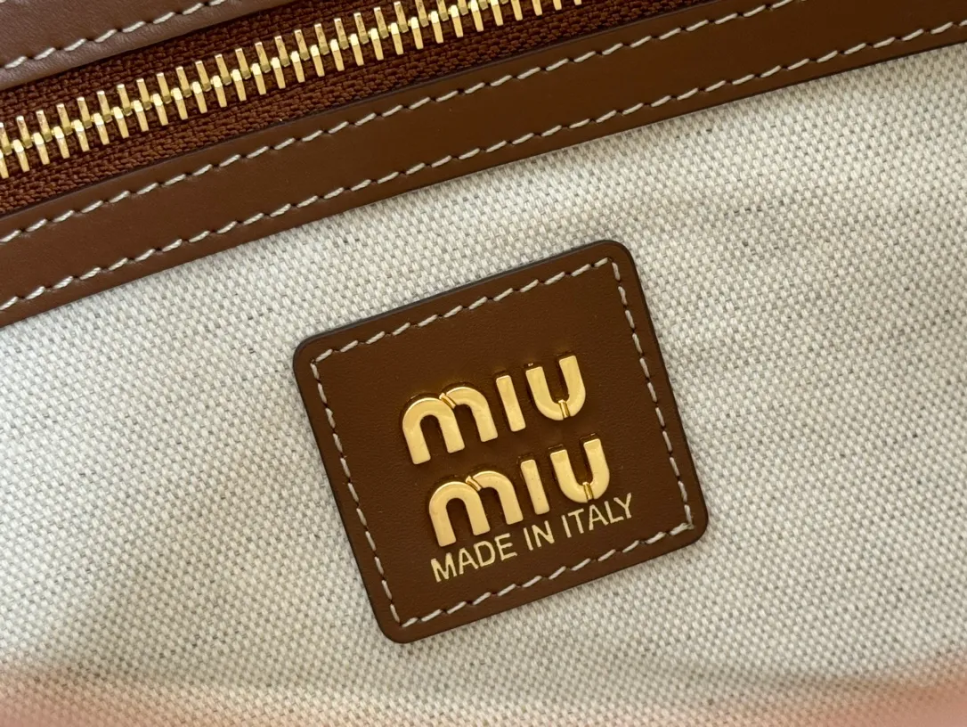 p1360💋💋💋【Configuring full counter package】Miu Women's IVY cowhide leather tote shoulder bag This classic tote bag is decorated with the Miu Miu letter logo, highlighting the classic style and being very recognizable. Simple underarm tote bag 🖤 The same color leather letter logo adds a unique and classic style! Gold hardware, leather lettering logo on front! Lined with zip pocket accents! Size: 35x40cm Style number: 5bg231