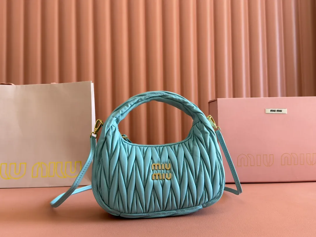 p1560💋💋💋【Premium hardware original leather】Wander Matelasse sheep leather Hobo handbag/crossbody bag ~ Wander handbag has become one of the classic accessories. This mini handbag is made of Matalasse sheep leather, using exquisite craftsmanship to create a three-dimensional effect, showing exquisite elegance. Presenting the Hobo bag style, blending retro style and modern elegance, it has become a new synonym for modern femininity. ～Golden hardware ～Zipper closure ～Metal lettering logo on the front ～Cotton satin lining Size: W20×H17×D6cm Number: _5BC125