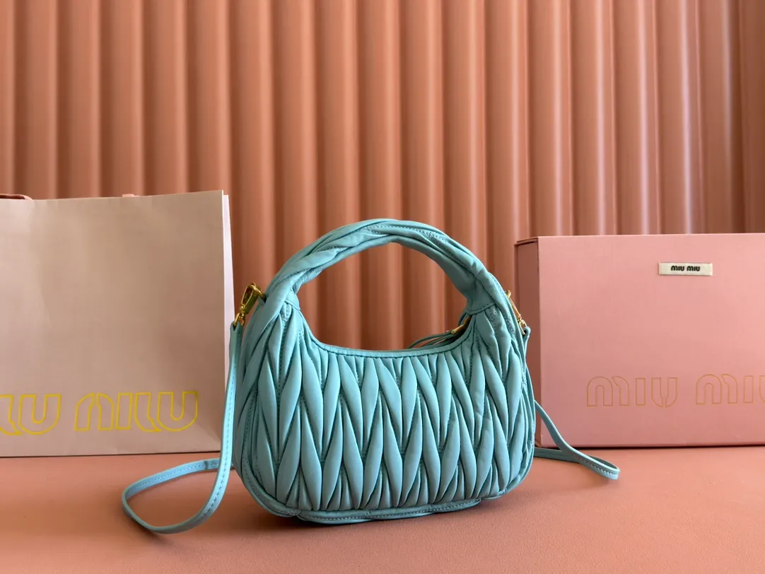p1560💋💋💋【Premium hardware original leather】Wander Matelasse sheep leather Hobo handbag/crossbody bag ~ Wander handbag has become one of the classic accessories. This mini handbag is made of Matalasse sheep leather, using exquisite craftsmanship to create a three-dimensional effect, showing exquisite elegance. Presenting the Hobo bag style, blending retro style and modern elegance, it has become a new synonym for modern femininity. ～Golden hardware ～Zipper closure ～Metal lettering logo on the front ～Cotton satin lining Size: W20×H17×D6cm Number: _5BC125