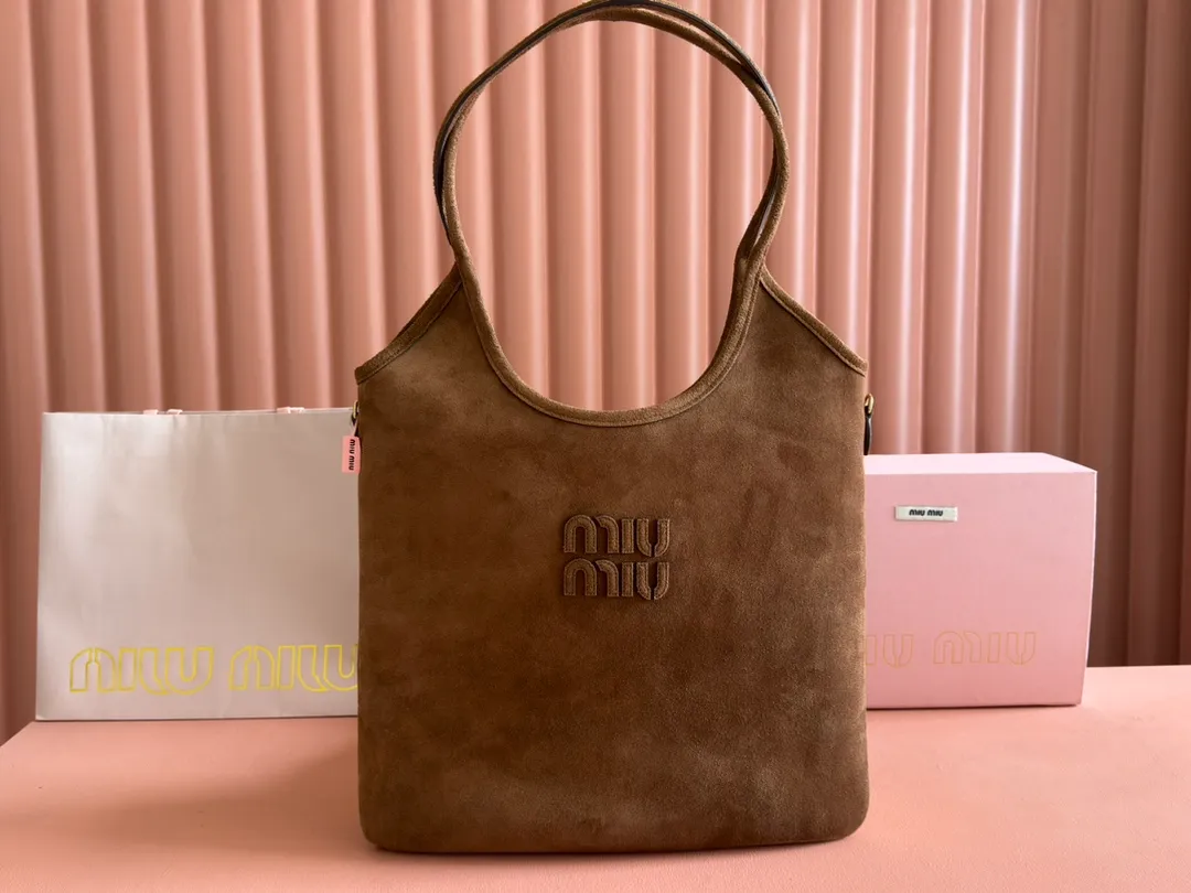 p1560. 💋💋💋【Full set of packaging at the counter】M's new hobo tote corduroy armpit bag, a limited edition in the autumn and winter series. This design allows more girls to easily control the fashion sense of efor. The back can actually make the side of the person look very thin. The weight of the bag is also very light. The length will not weigh you down. It is a must-have for daily commuting. You can't go wrong with personal clothes. It is light and simple, the design is very practical and the capacity is large. Model: 5BG231. Dimensions: Bottom length 35x height 40x wrist height 60cm. Color: brown velvet/original leather. Made in Italy