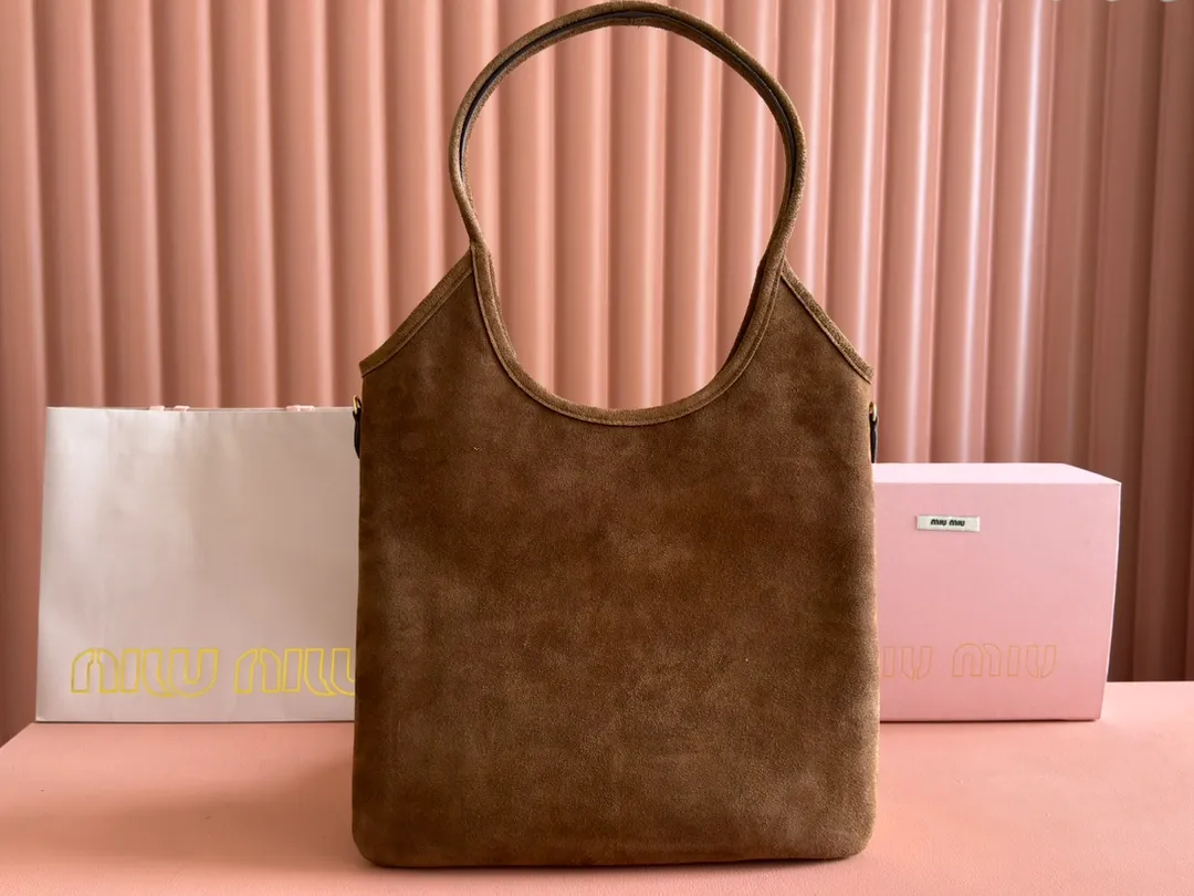 p1560. 💋💋💋【Full set of packaging at the counter】M's new hobo tote corduroy armpit bag, a limited edition in the autumn and winter series. This design allows more girls to easily control the fashion sense of efor. The back can actually make the side of the person look very thin. The weight of the bag is also very light. The length will not weigh you down. It is a must-have for daily commuting. You can't go wrong with personal clothes. It is light and simple, the design is very practical and the capacity is large. Model: 5BG231. Dimensions: Bottom length 35x height 40x wrist height 60cm. Color: brown velvet/original leather. Made in Italy