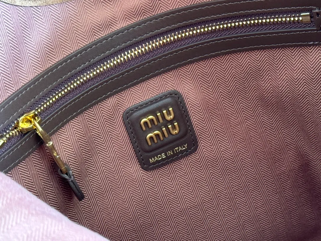 p1560. 💋💋💋【Full set of packaging at the counter】M's new hobo tote corduroy armpit bag, a limited edition in the autumn and winter series. This design allows more girls to easily control the fashion sense of efor. The back can actually make the side of the person look very thin. The weight of the bag is also very light. The length will not weigh you down. It is a must-have for daily commuting. You can't go wrong with personal clothes. It is light and simple, the design is very practical and the capacity is large. Model: 5BG231. Dimensions: Bottom length 35x height 40x wrist height 60cm. Color: brown velvet/original leather. Made in Italy