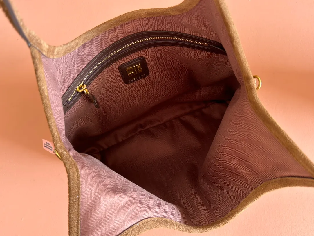 p1560. 💋💋💋【Full set of packaging at the counter】M's new hobo tote corduroy armpit bag, a limited edition in the autumn and winter series. This design allows more girls to easily control the fashion sense of efor. The back can actually make the side of the person look very thin. The weight of the bag is also very light. The length will not weigh you down. It is a must-have for daily commuting. You can't go wrong with personal clothes. It is light and simple, the design is very practical and the capacity is large. Model: 5BG231. Dimensions: Bottom length 35x height 40x wrist height 60cm. Color: brown velvet/original leather. Made in Italy