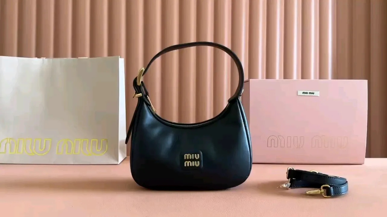 💋💋💋 Equipped with a full set of packaging at the counter [Super Grade Hardware Original Leather] Cow Leather Crescent Bag Handbag/Crossbody Bag No.: 5BP322