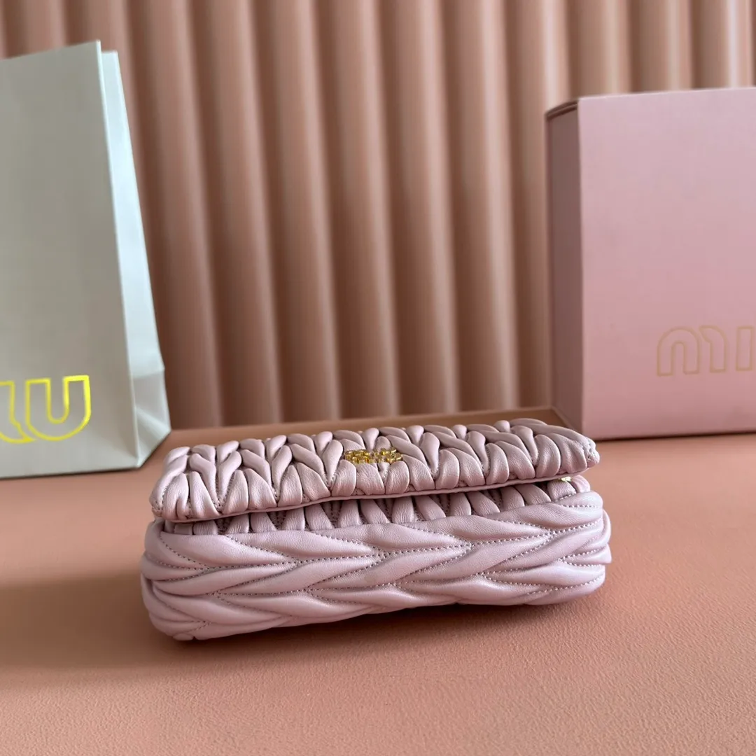 p1400💋💋💋【Equipped with full package of original leather at the counter】Miaojia 5bp172 MIU MI new chain bag, top imported lambskin, brand classic iconic Matelasse texture embroidery, new design detachable long metal chain shoulder strap, flip-top suction buckle closure, a card slot compartment inside, satin lining, can be held in hand or crossbody, size 18 X9.5 X 4 c