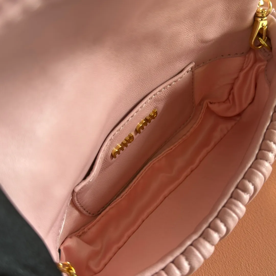 p1400💋💋💋【Equipped with full package of original leather at the counter】Miaojia 5bp172 MIU MI new chain bag, top imported lambskin, brand classic iconic Matelasse texture embroidery, new design detachable long metal chain shoulder strap, flip-top suction buckle closure, a card slot compartment inside, satin lining, can be held in hand or crossbody, size 18 X9.5 X 4 c