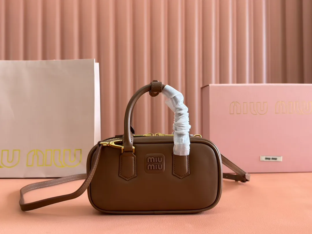 p1440💋💋💋【Equipment with counter full set of packaging, premium hardware and original leather】Arcadie cow leather mini (19cm) bowling handbag/crossbody bag ~ This Arcadic handbag demonstrates the unique concept that fashion is a tool that reflects reality and translates it into material form. The letter logo that complements the finish of the metal hardware accessories is exquisitely crafted and demonstrates a highly recognizable classic style. Dynamic and elegant lines with adjustable and detachable shoulder straps present a practical and versatile design with modern charm. ～Detachable and adjustable shoulder strap ～Zipper closure ～Painted metal letter logo on front ～Lined patch pocket Size: W19×H10×D5cm Number: _5BP176
