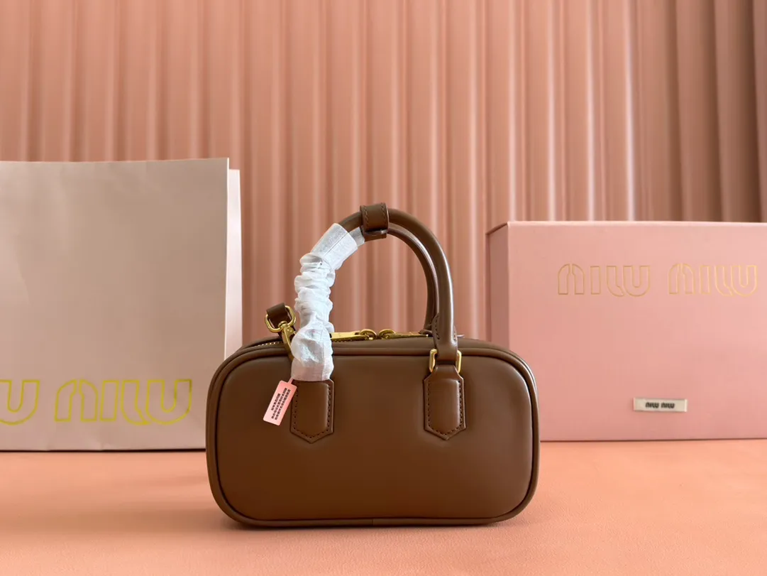 p1440💋💋💋【Equipment with counter full set of packaging, premium hardware and original leather】Arcadie cow leather mini (19cm) bowling handbag/crossbody bag ~ This Arcadic handbag demonstrates the unique concept that fashion is a tool that reflects reality and translates it into material form. The letter logo that complements the finish of the metal hardware accessories is exquisitely crafted and demonstrates a highly recognizable classic style. Dynamic and elegant lines with adjustable and detachable shoulder straps present a practical and versatile design with modern charm. ～Detachable and adjustable shoulder strap ～Zipper closure ～Painted metal letter logo on front ～Lined patch pocket Size: W19×H10×D5cm Number: _5BP176
