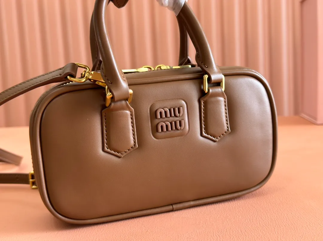 p1440💋💋💋【Equipment with counter full set of packaging, premium hardware and original leather】Arcadie cow leather mini (19cm) bowling handbag/crossbody bag ~ This Arcadic handbag demonstrates the unique concept that fashion is a tool that reflects reality and translates it into material form. The letter logo that complements the finish of the metal hardware accessories is exquisitely crafted and demonstrates a highly recognizable classic style. Dynamic and elegant lines with adjustable and detachable shoulder straps present a practical and versatile design with modern charm. ～Detachable and adjustable shoulder strap ～Zipper closure ～Painted metal letter logo on front ～Lined patch pocket Size: W19×H10×D5cm Number: _5BP176