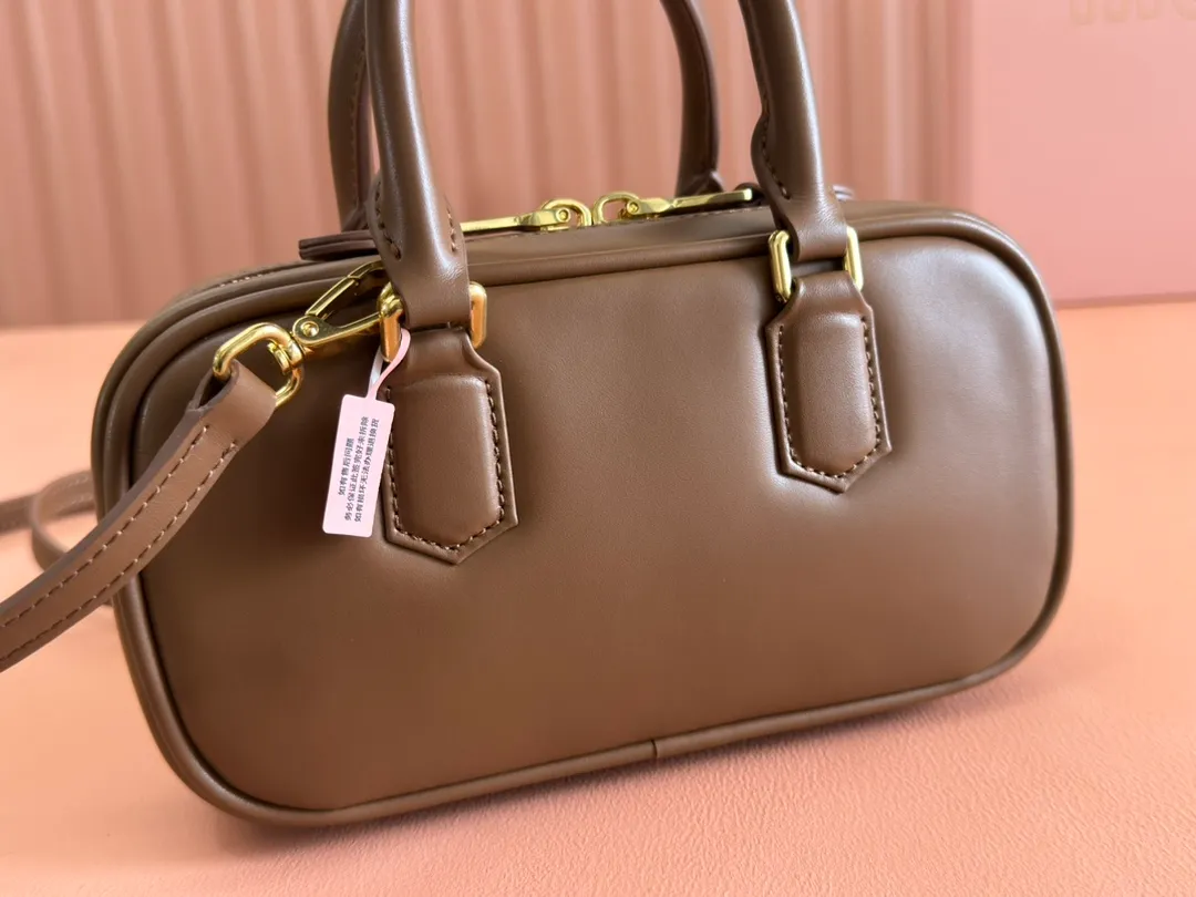 p1440💋💋💋【Equipment with counter full set of packaging, premium hardware and original leather】Arcadie cow leather mini (19cm) bowling handbag/crossbody bag ~ This Arcadic handbag demonstrates the unique concept that fashion is a tool that reflects reality and translates it into material form. The letter logo that complements the finish of the metal hardware accessories is exquisitely crafted and demonstrates a highly recognizable classic style. Dynamic and elegant lines with adjustable and detachable shoulder straps present a practical and versatile design with modern charm. ～Detachable and adjustable shoulder strap ～Zipper closure ～Painted metal letter logo on front ～Lined patch pocket Size: W19×H10×D5cm Number: _5BP176
