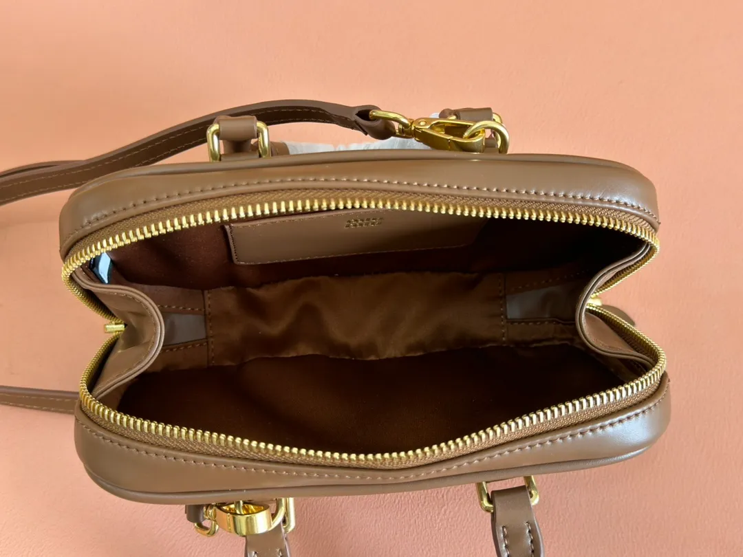 p1440💋💋💋【Equipment with counter full set of packaging, premium hardware and original leather】Arcadie cow leather mini (19cm) bowling handbag/crossbody bag ~ This Arcadic handbag demonstrates the unique concept that fashion is a tool that reflects reality and translates it into material form. The letter logo that complements the finish of the metal hardware accessories is exquisitely crafted and demonstrates a highly recognizable classic style. Dynamic and elegant lines with adjustable and detachable shoulder straps present a practical and versatile design with modern charm. ～Detachable and adjustable shoulder strap ～Zipper closure ～Painted metal letter logo on front ～Lined patch pocket Size: W19×H10×D5cm Number: _5BP176