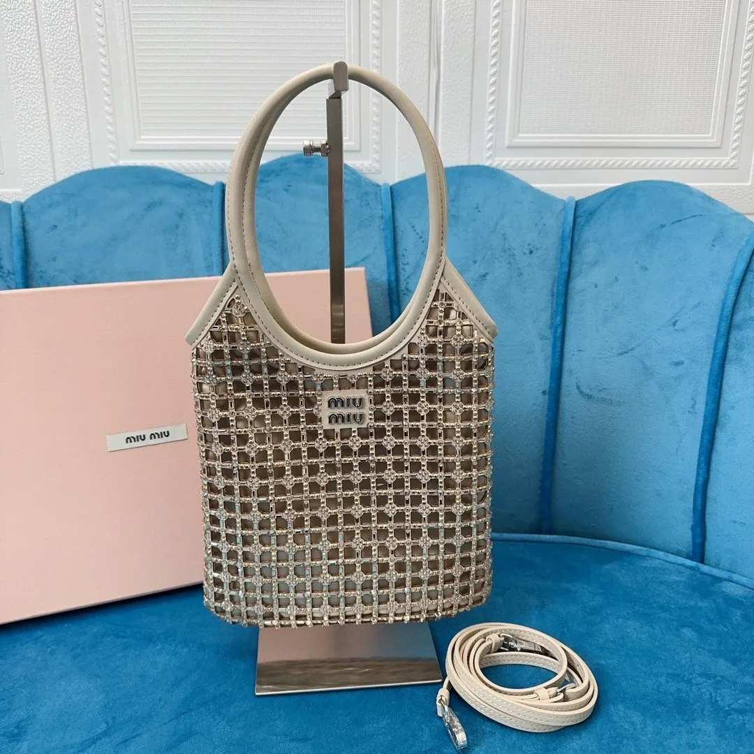 p1460💋💋💋【Full set of packaging at the counter】🍒M Home🍒 5BA281, miu's new diamond bag, this handbag is covered with a geometric pattern composed of artificial crystals, with exquisite details. The classic letter logo adds unique style and recognition. It is equipped with a detachable and adjustable leather long shoulder strap for better practicality. Steel hardware, satin lining, with patch pocket, size: 20 cm X 24 cm,