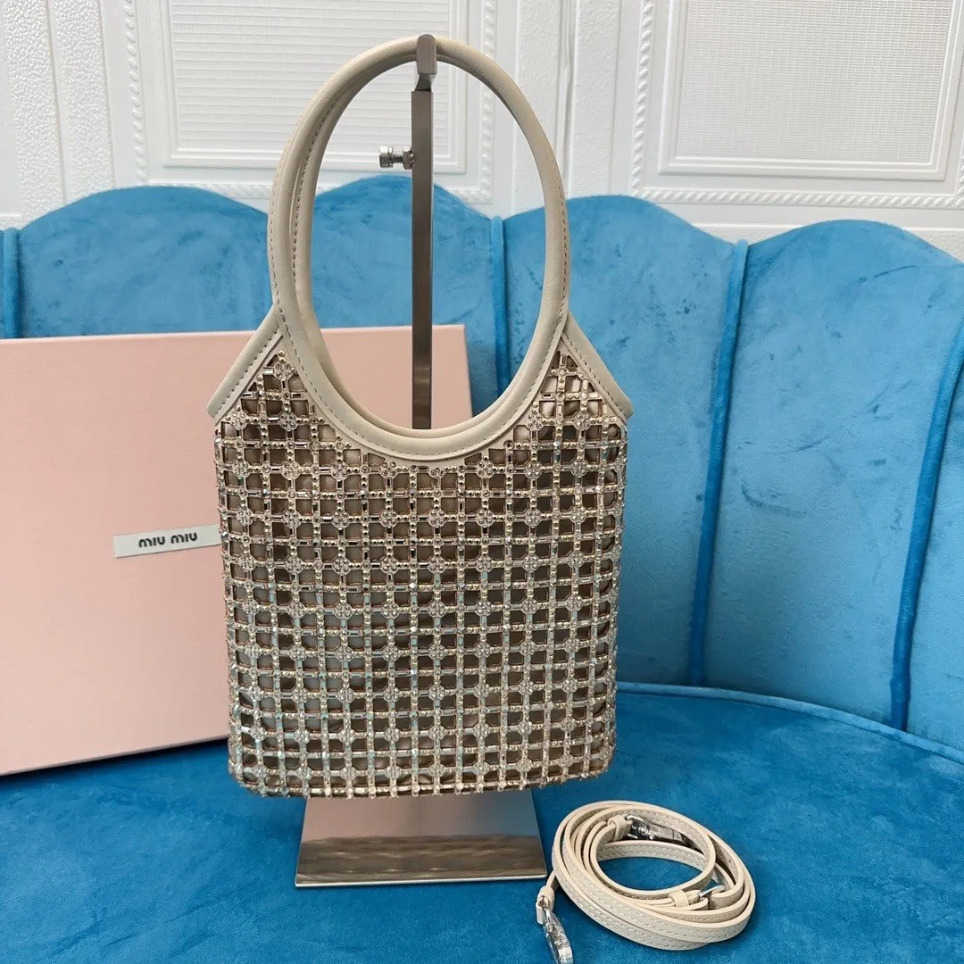 p1460💋💋💋【Full set of packaging at the counter】🍒M Home🍒 5BA281, miu's new diamond bag, this handbag is covered with a geometric pattern composed of artificial crystals, with exquisite details. The classic letter logo adds unique style and recognition. It is equipped with a detachable and adjustable leather long shoulder strap for better practicality. Steel hardware, satin lining, with patch pocket, size: 20 cm X 24 cm,