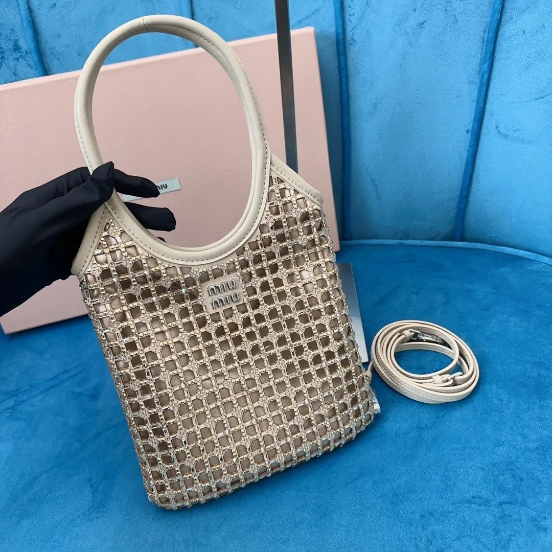 p1460💋💋💋【Full set of packaging at the counter】🍒M Home🍒 5BA281, miu's new diamond bag, this handbag is covered with a geometric pattern composed of artificial crystals, with exquisite details. The classic letter logo adds unique style and recognition. It is equipped with a detachable and adjustable leather long shoulder strap for better practicality. Steel hardware, satin lining, with patch pocket, size: 20 cm X 24 cm,