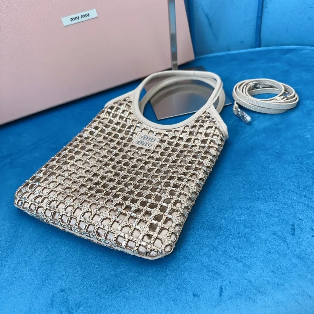 p1460💋💋💋【Full set of packaging at the counter】🍒M Home🍒 5BA281, miu's new diamond bag, this handbag is covered with a geometric pattern composed of artificial crystals, with exquisite details. The classic letter logo adds unique style and recognition. It is equipped with a detachable and adjustable leather long shoulder strap for better practicality. Steel hardware, satin lining, with patch pocket, size: 20 cm X 24 cm,