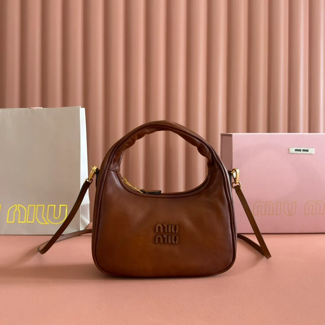p1400. 💋💋💋"With full set of original counter packaging"💋💋💋MiuMi's new MiuWander handbag has a new bold design, using top-grade imported rubbed aged calfskin, retro frosted hardware, and the use of round curves to retain the sense of playfulness it deserves, expressing sporty elegance and contemporary versatile temperament. The overall shape of the bag is stiff and stylish, full of personality, it can be sweet or salty, and its capacity can be light. Model: 5BC125. Size: 20X13X7cm Color: vintage brown.
