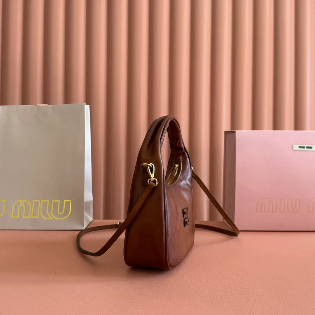 p1400. 💋💋💋"With full set of original counter packaging"💋💋💋MiuMi's new MiuWander handbag has a new bold design, using top-grade imported rubbed aged calfskin, retro frosted hardware, and the use of round curves to retain the sense of playfulness it deserves, expressing sporty elegance and contemporary versatile temperament. The overall shape of the bag is stiff and stylish, full of personality, it can be sweet or salty, and its capacity can be light. Model: 5BC125. Size: 20X13X7cm Color: vintage brown.