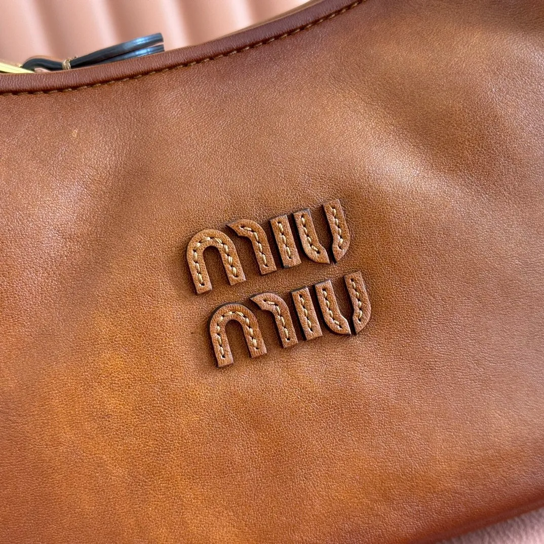 p1400. 💋💋💋"With full set of original counter packaging"💋💋💋MiuMi's new MiuWander handbag has a new bold design, using top-grade imported rubbed aged calfskin, retro frosted hardware, and the use of round curves to retain the sense of playfulness it deserves, expressing sporty elegance and contemporary versatile temperament. The overall shape of the bag is stiff and stylish, full of personality, it can be sweet or salty, and its capacity can be light. Model: 5BC125. Size: 20X13X7cm Color: vintage brown.
