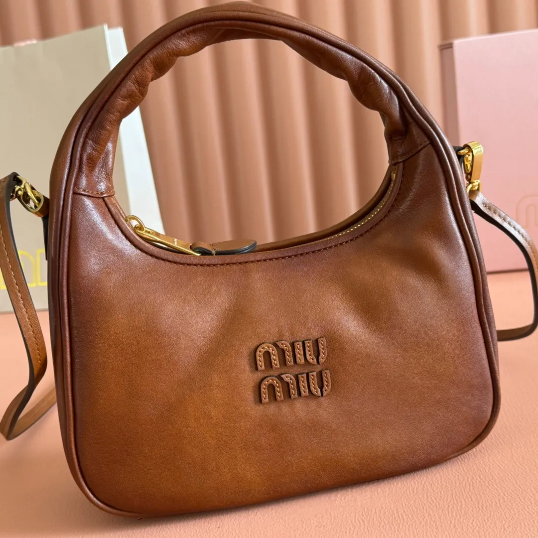 p1400. 💋💋💋"With full set of original counter packaging"💋💋💋MiuMi's new MiuWander handbag has a new bold design, using top-grade imported rubbed aged calfskin, retro frosted hardware, and the use of round curves to retain the sense of playfulness it deserves, expressing sporty elegance and contemporary versatile temperament. The overall shape of the bag is stiff and stylish, full of personality, it can be sweet or salty, and its capacity can be light. Model: 5BC125. Size: 20X13X7cm Color: vintage brown.
