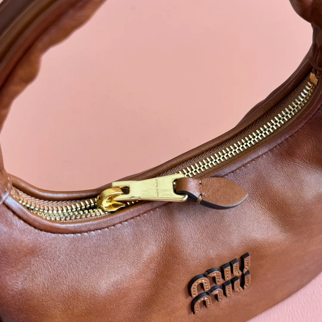 p1400. 💋💋💋"With full set of original counter packaging"💋💋💋MiuMi's new MiuWander handbag has a new bold design, using top-grade imported rubbed aged calfskin, retro frosted hardware, and the use of round curves to retain the sense of playfulness it deserves, expressing sporty elegance and contemporary versatile temperament. The overall shape of the bag is stiff and stylish, full of personality, it can be sweet or salty, and its capacity can be light. Model: 5BC125. Size: 20X13X7cm Color: vintage brown.