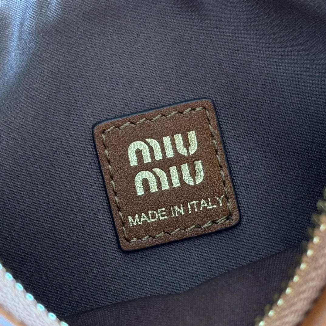 p1400. 💋💋💋"With full set of original counter packaging"💋💋💋MiuMi's new MiuWander handbag has a new bold design, using top-grade imported rubbed aged calfskin, retro frosted hardware, and the use of round curves to retain the sense of playfulness it deserves, expressing sporty elegance and contemporary versatile temperament. The overall shape of the bag is stiff and stylish, full of personality, it can be sweet or salty, and its capacity can be light. Model: 5BC125. Size: 20X13X7cm Color: vintage brown.