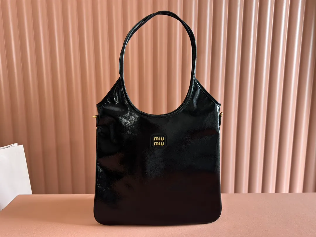 p1560💋💋💋【Configuring full counter package】Miu Women's IVY Cowhide Tote Shoulder Bag This classic tote bag is decorated with the Miu Miu letter logo, which highlights the classic style and is very recognizable. Simple underarm tote bag 🖤 The same color leather letter logo adds a unique and classic style! Gold hardware, leather lettering logo on front! Lined with zip pocket accents! Size: 35x40cm Style number: 5bg231