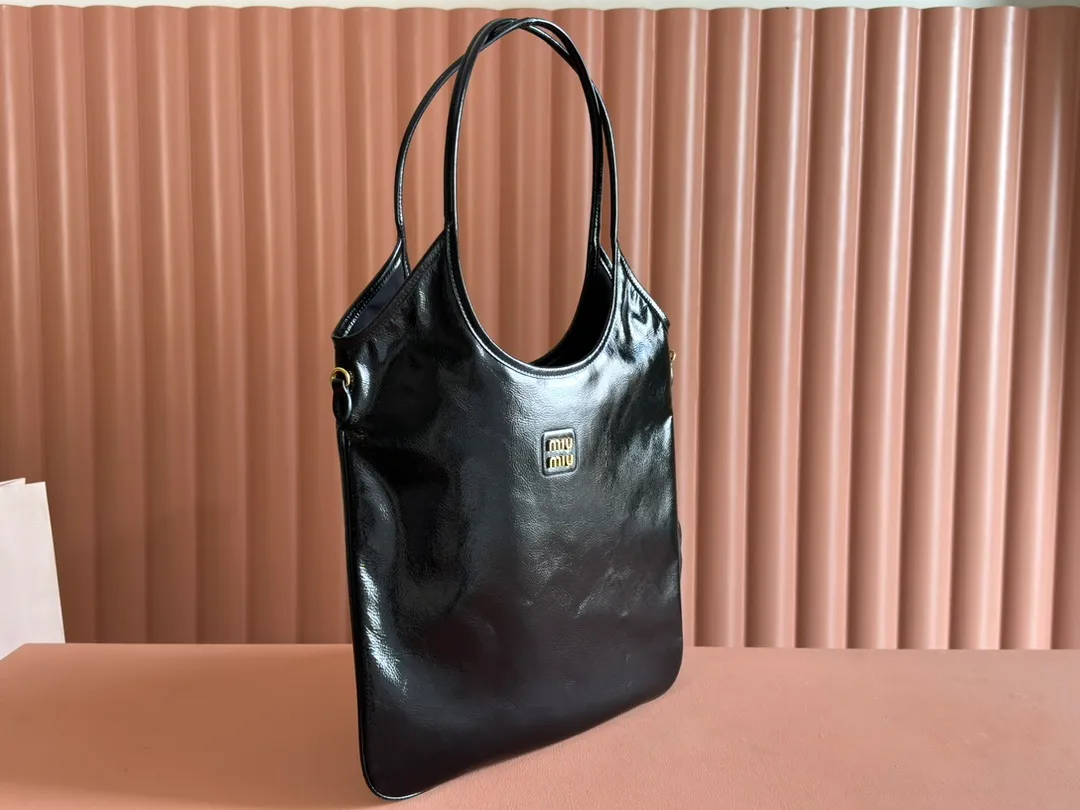 p1560💋💋💋【Configuring full counter package】Miu Women's IVY Cowhide Tote Shoulder Bag This classic tote bag is decorated with the Miu Miu letter logo, which highlights the classic style and is very recognizable. Simple underarm tote bag 🖤 The same color leather letter logo adds a unique and classic style! Gold hardware, leather lettering logo on front! Lined with zip pocket accents! Size: 35x40cm Style number: 5bg231