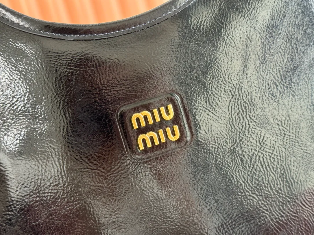 p1560💋💋💋【Configuring full counter package】Miu Women's IVY Cowhide Tote Shoulder Bag This classic tote bag is decorated with the Miu Miu letter logo, which highlights the classic style and is very recognizable. Simple underarm tote bag 🖤 The same color leather letter logo adds a unique and classic style! Gold hardware, leather lettering logo on front! Lined with zip pocket accents! Size: 35x40cm Style number: 5bg231