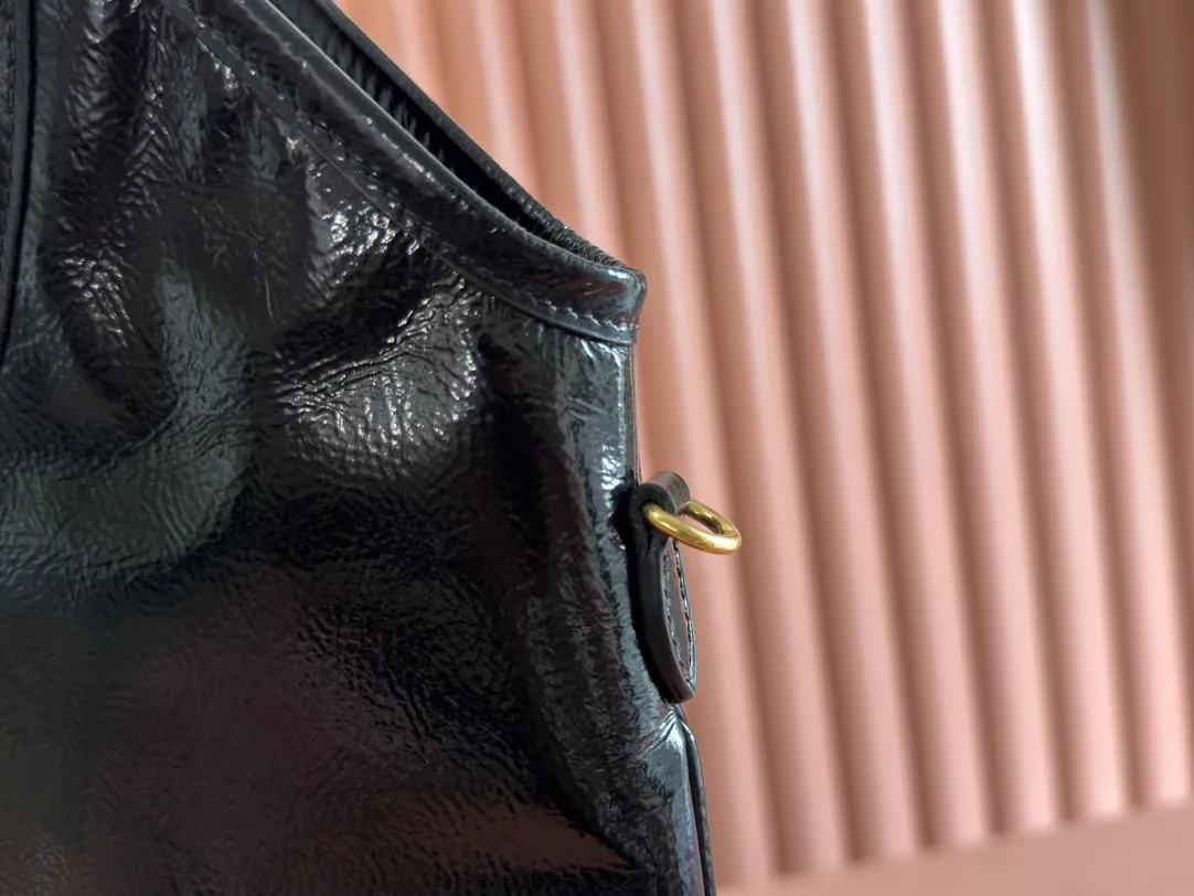 p1560💋💋💋【Configuring full counter package】Miu Women's IVY Cowhide Tote Shoulder Bag This classic tote bag is decorated with the Miu Miu letter logo, which highlights the classic style and is very recognizable. Simple underarm tote bag 🖤 The same color leather letter logo adds a unique and classic style! Gold hardware, leather lettering logo on front! Lined with zip pocket accents! Size: 35x40cm Style number: 5bg231