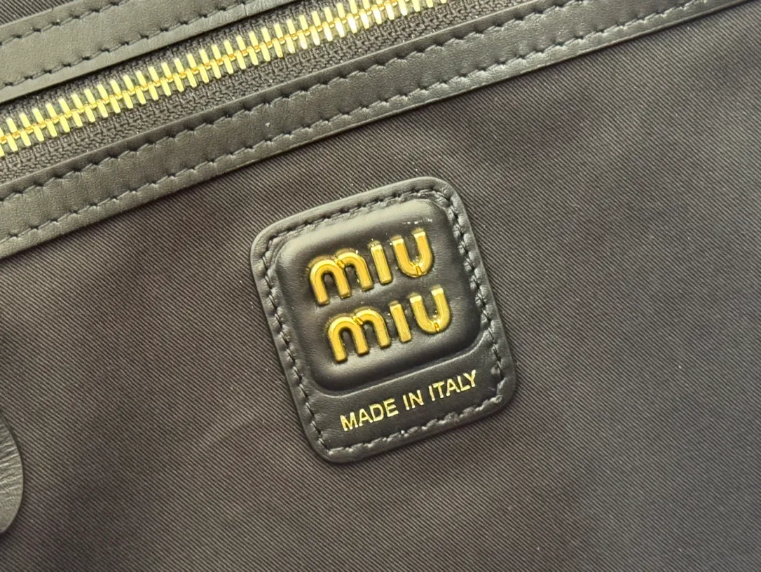 p1560💋💋💋【Configuring full counter package】Miu Women's IVY Cowhide Tote Shoulder Bag This classic tote bag is decorated with the Miu Miu letter logo, which highlights the classic style and is very recognizable. Simple underarm tote bag 🖤 The same color leather letter logo adds a unique and classic style! Gold hardware, leather lettering logo on front! Lined with zip pocket accents! Size: 35x40cm Style number: 5bg231