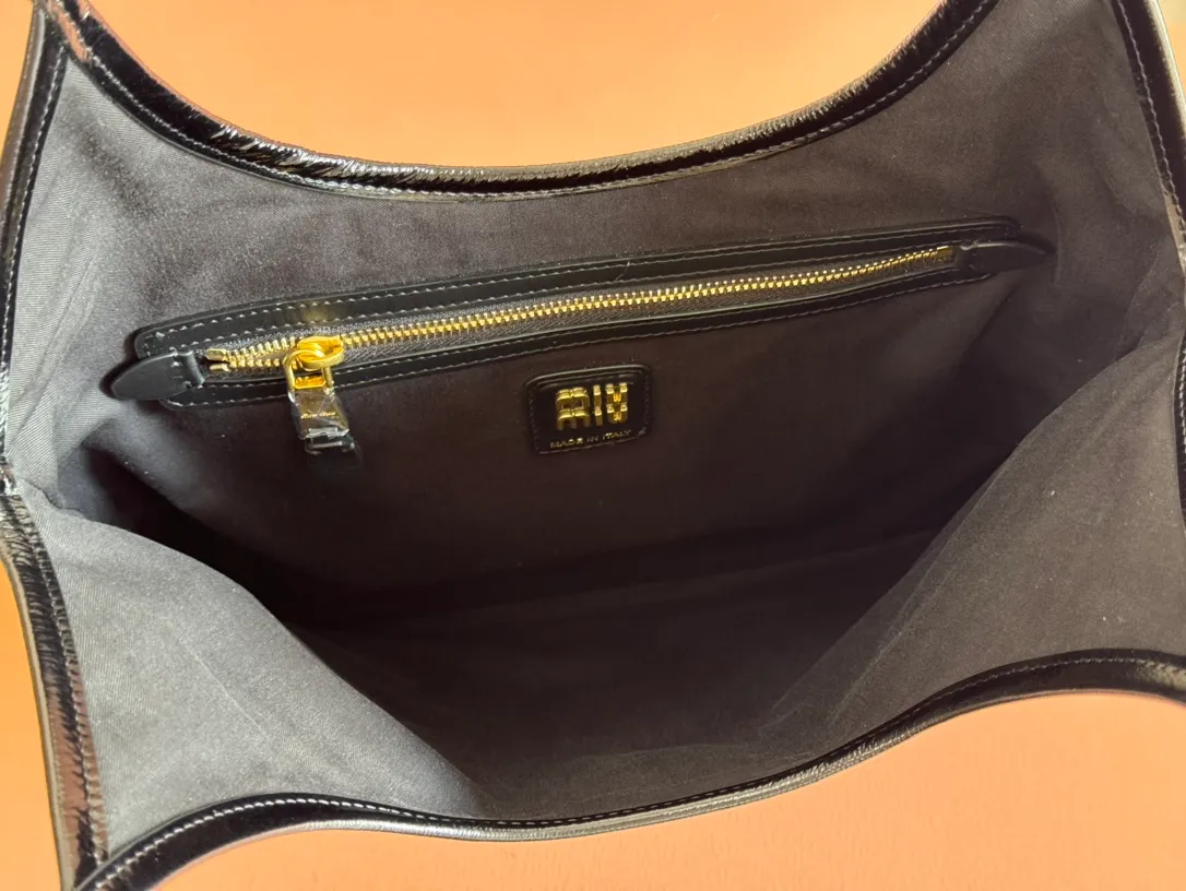 p1560💋💋💋【Configuring full counter package】Miu Women's IVY Cowhide Tote Shoulder Bag This classic tote bag is decorated with the Miu Miu letter logo, which highlights the classic style and is very recognizable. Simple underarm tote bag 🖤 The same color leather letter logo adds a unique and classic style! Gold hardware, leather lettering logo on front! Lined with zip pocket accents! Size: 35x40cm Style number: 5bg231