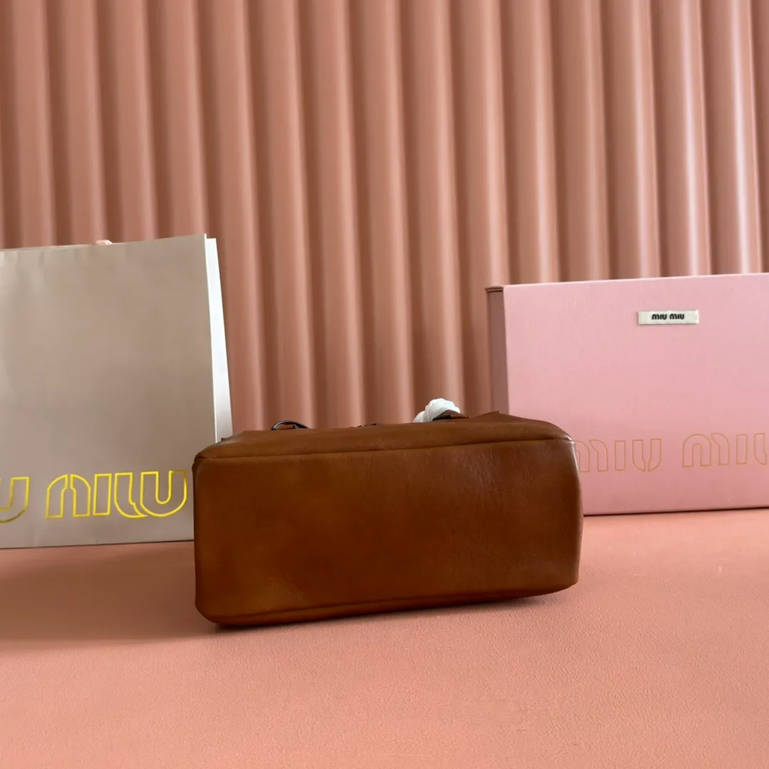 p1660💋💋💋【Configuring full counter package】Vintage cow leather Solitaire small handbag: 5BA301 Structured lines and exquisite details define this handbag, inspired by MiuMiu’s 2006 archives. An elegant style that combines classic and experimental is enhanced by the iconic logo on the front and a shiny finish. ·With handles ·Front and back pockets ·Golden hardware ·With zipper pocket and patch pockets ●Front lettering logo Width: 25cm, Height: 18cm, Length: 10cm?