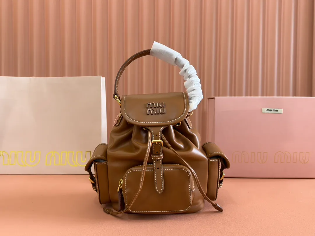p2000. 💋💋💋【Configured with full package at counter】MIU Home new product college style backpack, the perfect combination of canvas and imported calfskin, thick wear-resistant linen blend lining, adopts a casual design style, fashionable, simple and advanced, combined with exquisite handcrafts, adds multiple pocket storage, shoulder straps and hand bags can be freely converted, greatly It improves the practicality. It is simply a tool for hanging. It can be worn with jeans, shirts or various casual sportswear. It is a very good item to wear, especially the capacity is large enough and it is light and easy to use. I sincerely recommend it. Model: 5bz043, size 22X18X11.5cm